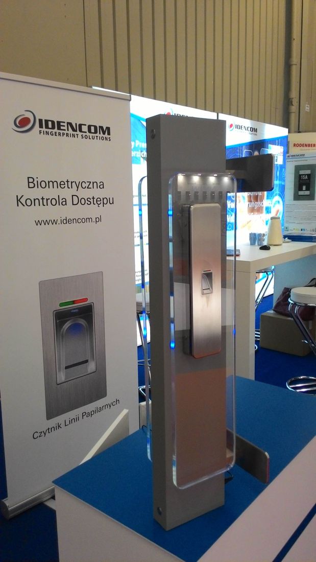 Drzwi z czytnikiem linii papilarnych BioKey